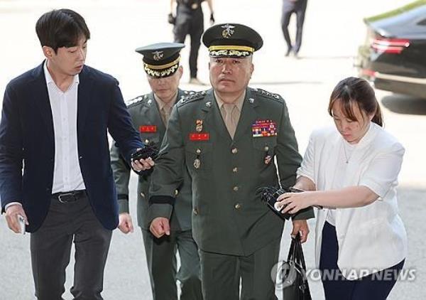 Marine Corps Commandant Lt. Gen. Kim Kye-hwan (C) appears at the Corruption Investigation Office for High-ranking Officials in Gwacheon, south of Seoul, on May 4, 2024, for questio<em></em>ning over an alleged influence-peddling case related to the death of a young Marine last year. (Yonhap) 