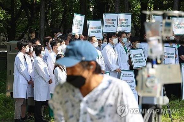 Medical professors stage a protest at Asan Medical Center in Seoul on May 3, 2024. (Yonhap)