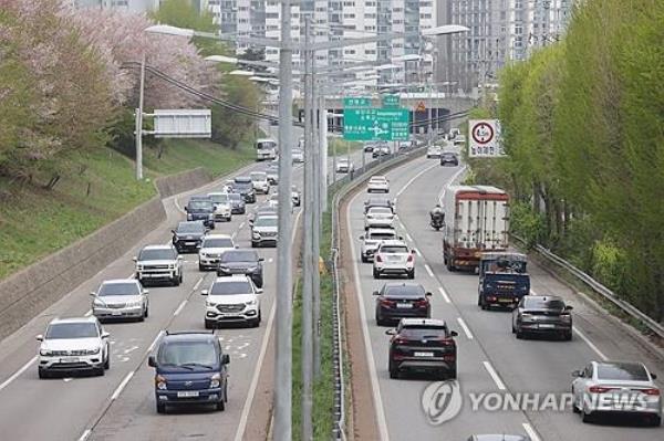 This undated file photo shows an expressway in Seoul. (Yonhap)